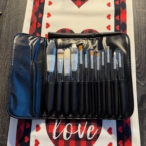 NWT Marilyn Monroe 12 Piece Makeup Brush Set in a Black Cosmetics Bag BRAND NEW!
